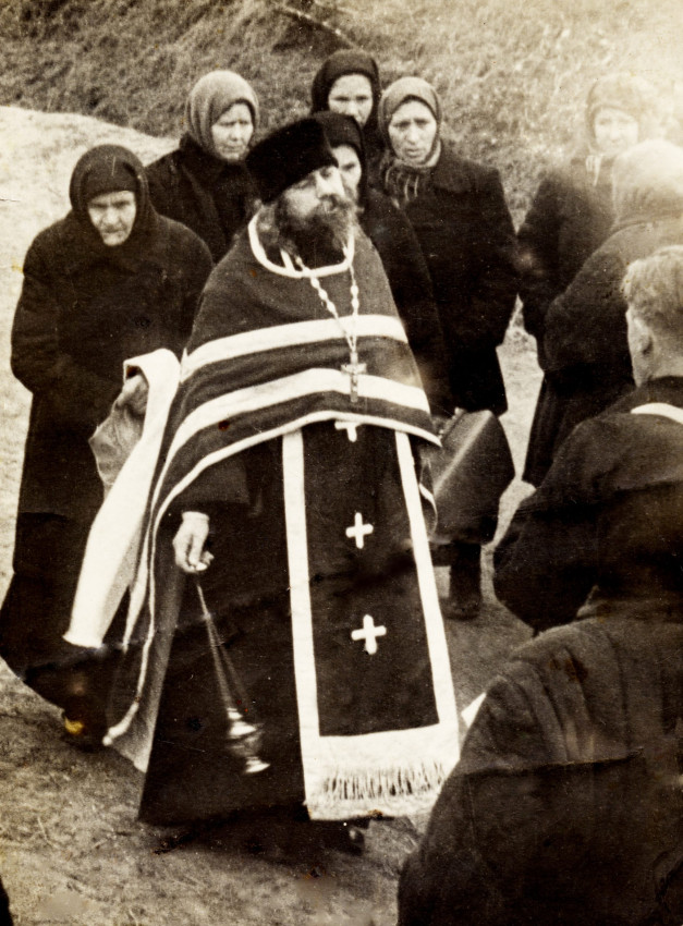 Отец Иоанн служит панихиду на сельском кладбище, Летово