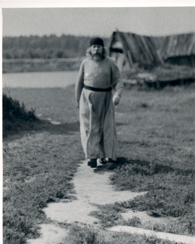 Отец Иоанн на дороге к храму. Некрасовка, 1964
