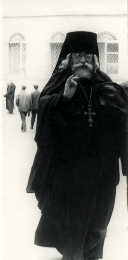 Отец Иоанн. Благословение на Успенской площади. Печоры, 1973