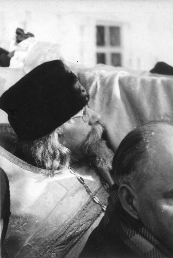 Отец Иоанн на похоронах протоиерея Иакова Цветкова. Касимов, 1967