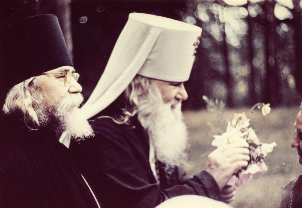 Отец Иоанн с митрополитом Иоанном (Разумовым). Село Юшково, 1977