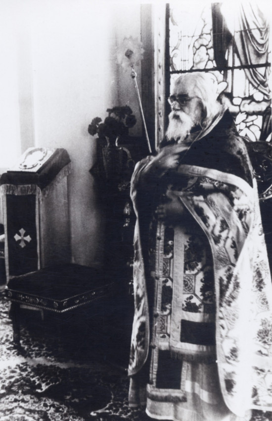 Отец Иоанн в алтаре перед проповедью, 1970-е