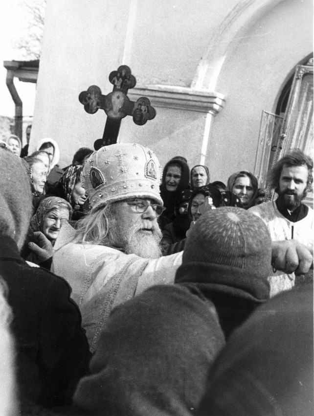 Отец Иоанн на крестном ходе в Старом Изборске, 1982