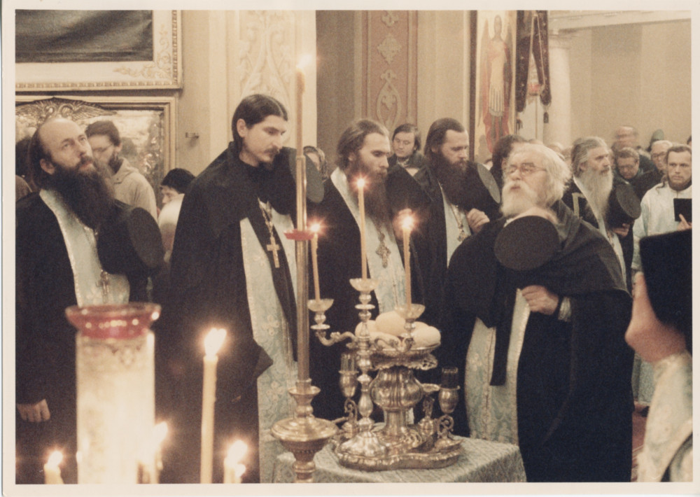 Отец Иоанн возглавляет литию на всенощном бдении. Конец 1980-х. Второй слева - архимандрит Тихон (Секретарев)