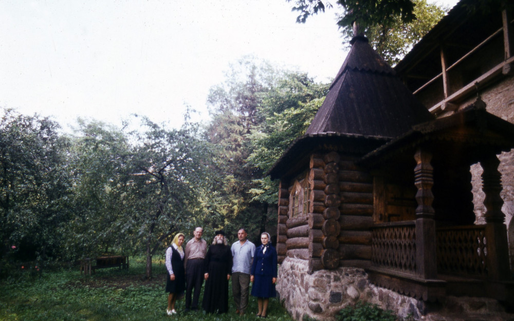 Отец Иоанн с братом Константином, его сыном Игорем и гостями, 1971 