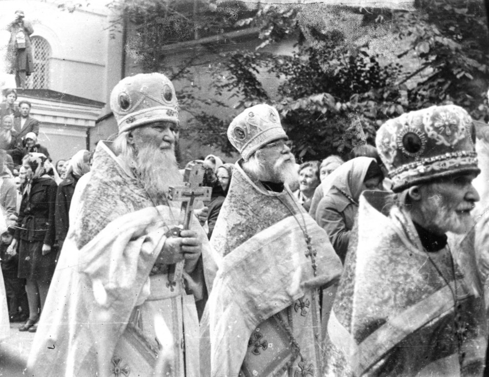 Отец Иоанн на крестном ходе. Первый слева - архимандрит Клавдиан. Справа - архимандрит Феофан (Малявко), 1980-е