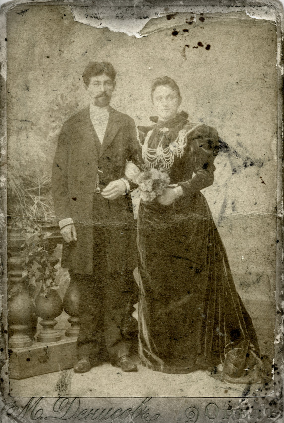 Михаил Дмитриевич Крестьянкин (1860-1912), отец Ивана, со своей первой супругой Евдокией Васильевной, 1889