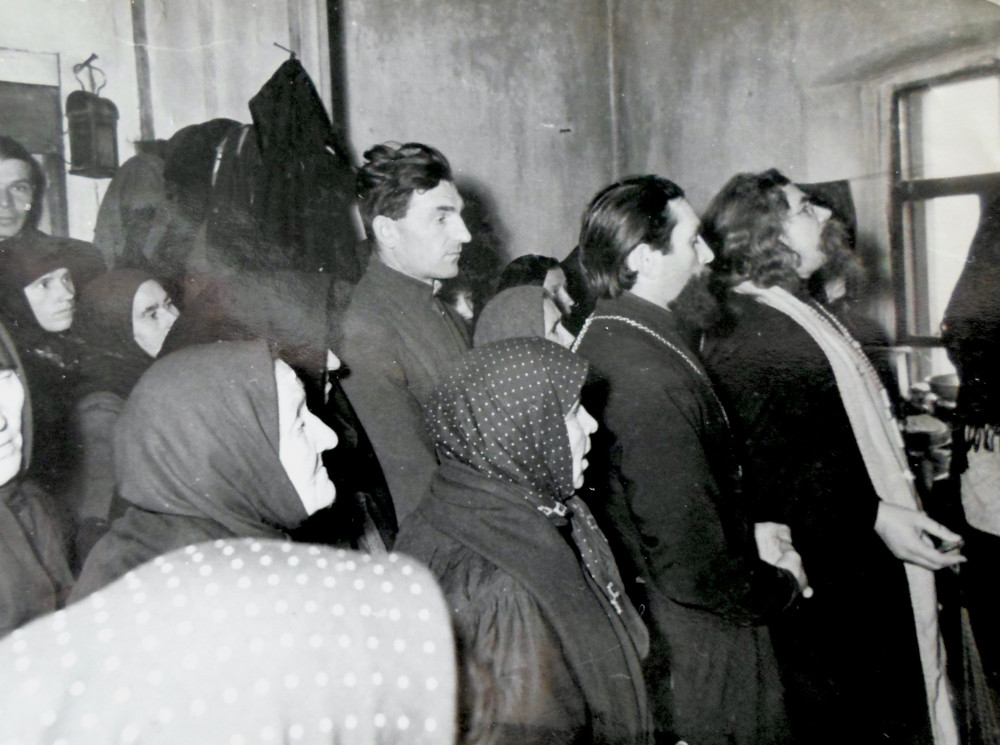 Лития в доме Селянских. Служат отцы Иоанн Крестьянкин и Иоанн Косов. Троица, 1959