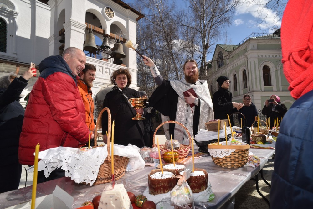 Blessing the kulich in Sretensky Monastery, Moscow