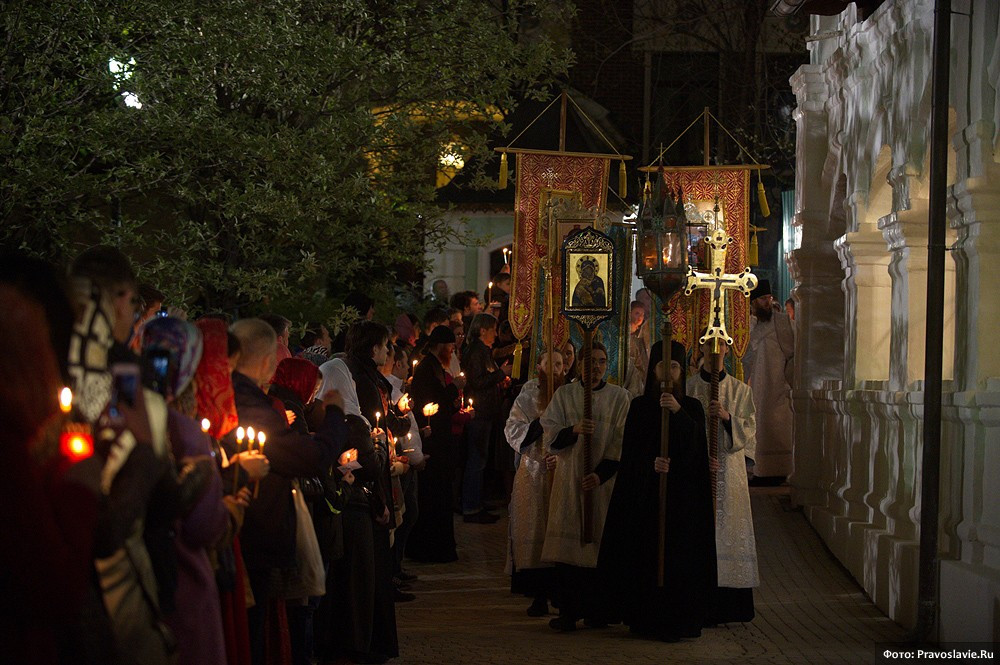 Пасхальный крестный ход в московском Сретенском монастыре