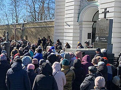 Orthodox faithful guarding Lavra, blocking state commission members from entering (+VIDEOS)