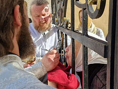 Lavra: Faithful forced to commune through bars of locked gate (+VIDEOS)