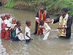 Dozens baptized in Nile River on Thomas Sunday (+VIDEO)