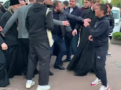 Radicals try to attack His Beatitude Metropolitan Onuphry (+VIDEO)