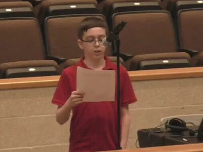 США: школа наказала 12-летнего ученика за футболку с надписью «Есть только два пола»