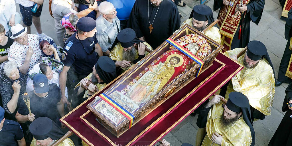 romania-20-000-faithful-process-with-relics-of-st-john-the-new-of