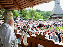 30th anniversary of revived Romanian monastery—12 hierarchs, thousands of pilgrims (+VIDEO)