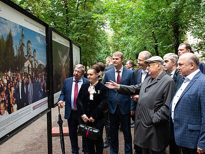 При участии Финансово-хозяйственного управления открылась фотовыставка «Храму быть. Москва созидает святыни и хранит традиции»