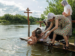 Mass Baptism in river near Ekaterinburg on feast of Baptism of Rus’