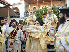 Orthodox faithful of Patras flock to wonderworking icon of Panagia