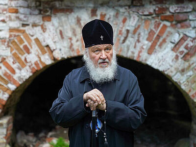 Святейший Патриарх Кирилл у стены Соловецкого монастыря, где расстреливали заключенных, поручил обустроить место для поклонения и молитвы