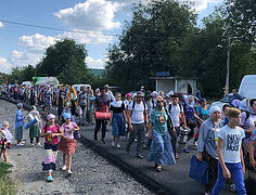 Procession to Pochaev Lavra begins despite police attempts to turn everyone away