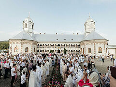 Ukrainians and Romanians concelebrate Transfiguration at Ukrainian monastery