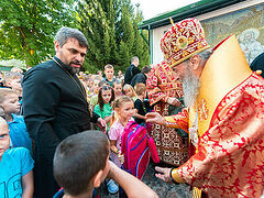 Metropolitan Onuphry distributes backpacks to hundreds of displaced children