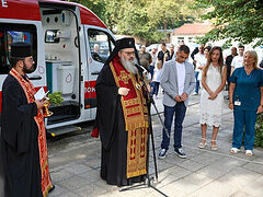 Bulgarian hierarch blesses country’s first mobile blood donation center