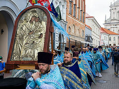 Lithuanian faithful process for peace with wonderworking icon, joined by Metropolitan Hilarion (Alfeyev)