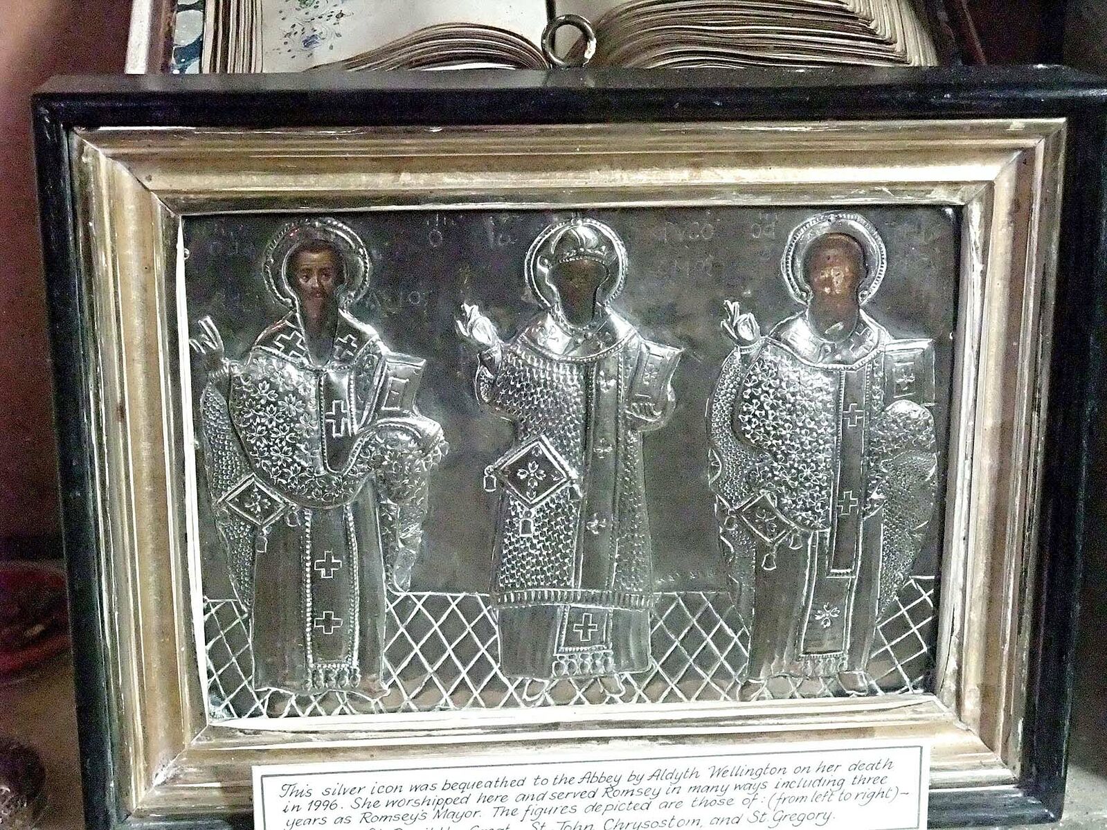Серебряная икона трех святителей в аббатстве Ромси, Хэмпшир