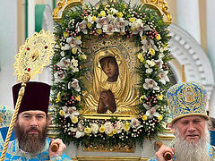 Pilgrims fill persecuted Ukrainian convent for celebration of revered icon