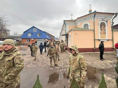 В городе Черкассы люди в военной форме захватили монастырь