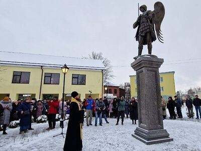 Памятник архистратигу Михаилу открыли в Печорах