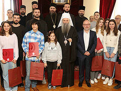 Patriarch Porfirije distributes scholarships to gifted and needy students
