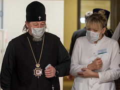 Metropolitan of Belgorod visits patients injured in recent shelling