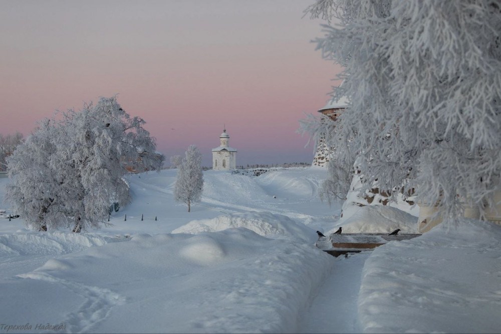 Вид в морозный день от Святых врат монастыря