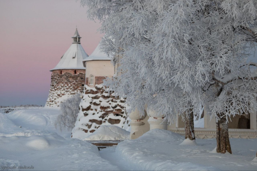 Вид в морозный день от Святых врат монастыря