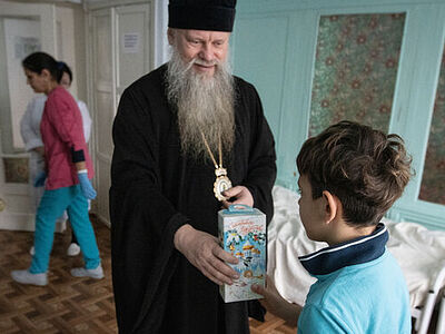 Епископ Лука поздравил пациентов городской больницы Бердянска с Рождеством