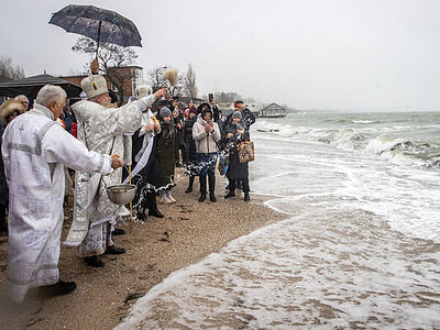 В Бердянске прошел Крестный ход и освящение вод Азовского моря