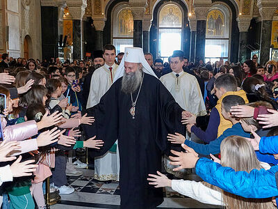 Более 5000 школьников встретились с Сербским Патриархом