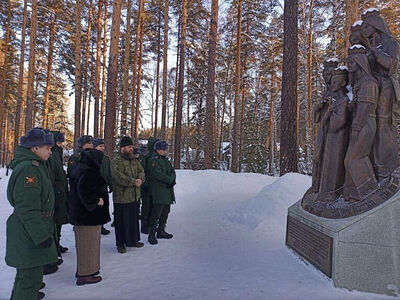 Уральский священник организовал для военнослужащих экскурсию в Царской обители