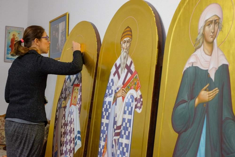 Painting icons for the new cathedral