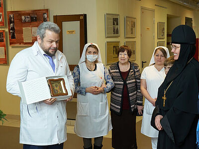 Настоятельница Марфо-Мариинской обители передала в дар больнице святителя Алексия уникальную икону