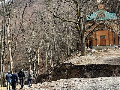 Косьмо-Дамиановский мужской монастырь приглашает волонтеров для уборки территории обители