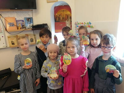 Дети из воскресной школы приняли участие в акции «Пасхальный подарок герою»