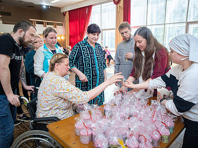 Священники и сестры милосердия поздравляют беженцев в ПВР с Пасхой. Информационная сводка о помощи беженцам (от 14 мая 2024 года)