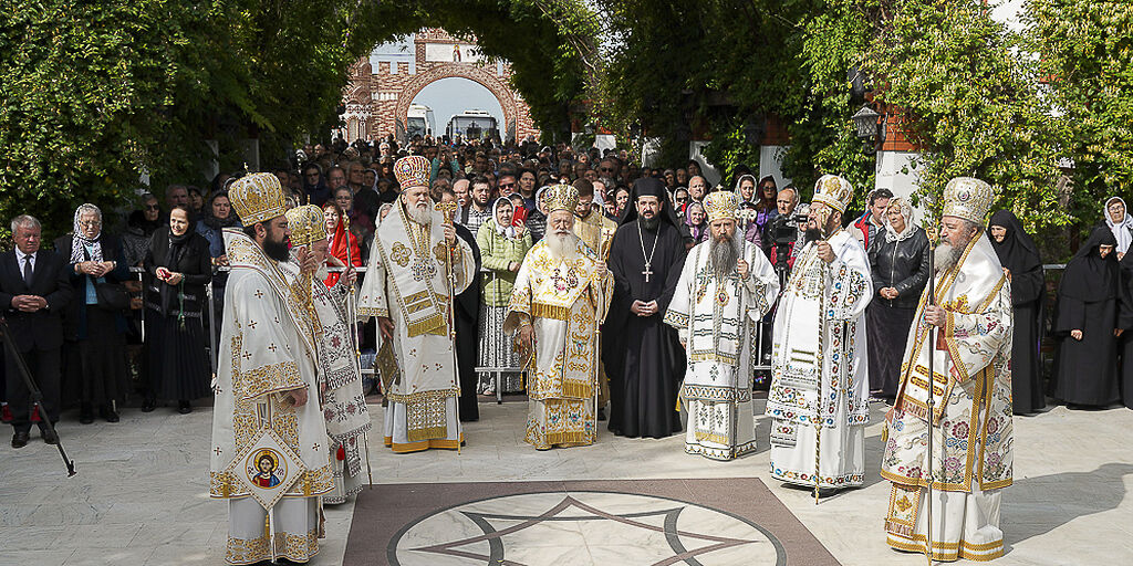 Ρουμανία: Πλήθος πιστών προσκύνησε το Λείψανο του Αγίου Λουκά του Ιατρού και τη Δεξιά Χείρα του Αγίου Ιωάννη του Ρώσου