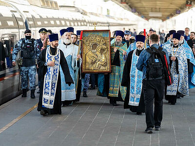 Чудотворную Тихвинскую икону Божией Матери встретили на Ленинградском вокзале Москвы