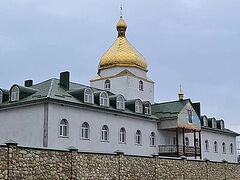 Ukraine: Orthodox villagers defend monastery against schismatic plot